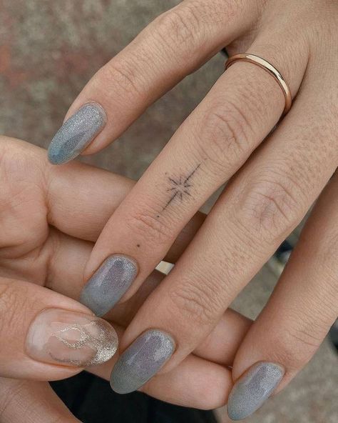 Tato Minimal, Small Finger Tattoos, Finger Tattoo For Women, Finger Tats, Hand And Finger Tattoos, Handpoke Tattoo, Petite Tattoos, Star Tattoo, Hand Poked Tattoo