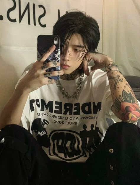 Asian Men On Instagram, Handsome Asian Men With Long Hair, Asian Guys With Tattoos, Douyin Men, Asian Gangster, Fine Asian Men, Asia Men, Grunge Guy, Collarbone Tattoos