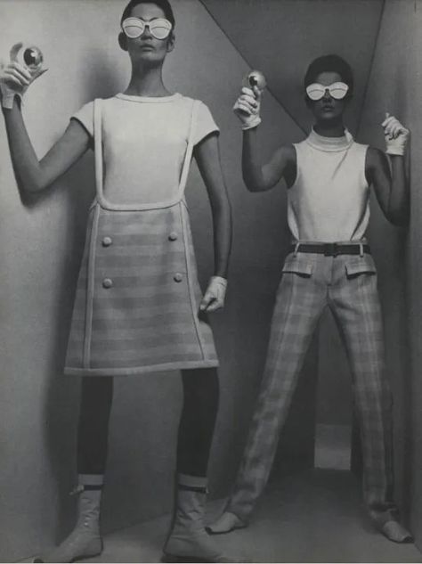 Fashion Inspired by '60s Space-Age Chic | Vogue Space Age Fashion 1960s, 60s Space Age Fashion, 60s Space Age, 1960s Space Age, Moodboard Images, Space Age Fashion, Fashion 1960s, Space Race, 60s Mod