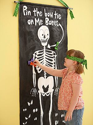 Halloween (kid) party game with templates for the skeleton: Pin the Bow Tie on the Skeleton.                                                                                                                                                                                 More Diy Halloween Party Games, Adult Halloween Party Food, Diy Halloween Party, Fun Halloween Party Games, Halloween Party Activities, Dekorasi Halloween, Fun Halloween Games, Mr Bones, Halloween Fest