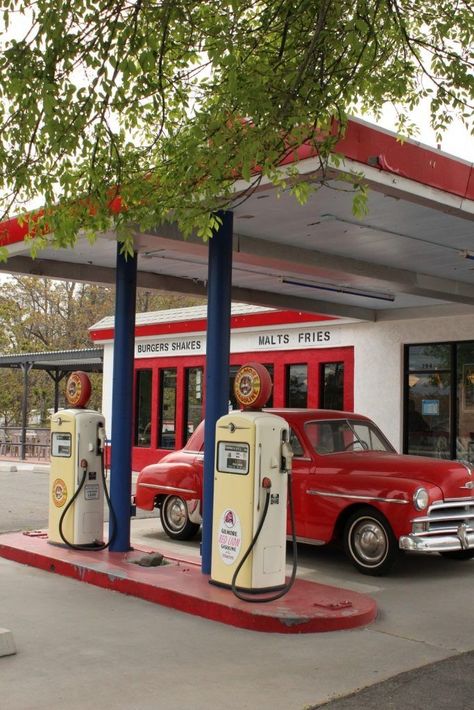 Old Gas Pumps, Vintage Gas Pumps, Old Gas Stations, Old Garage, Retro Art Deco, Petrol Station, Filling Station, Gas Stations, Garage Art