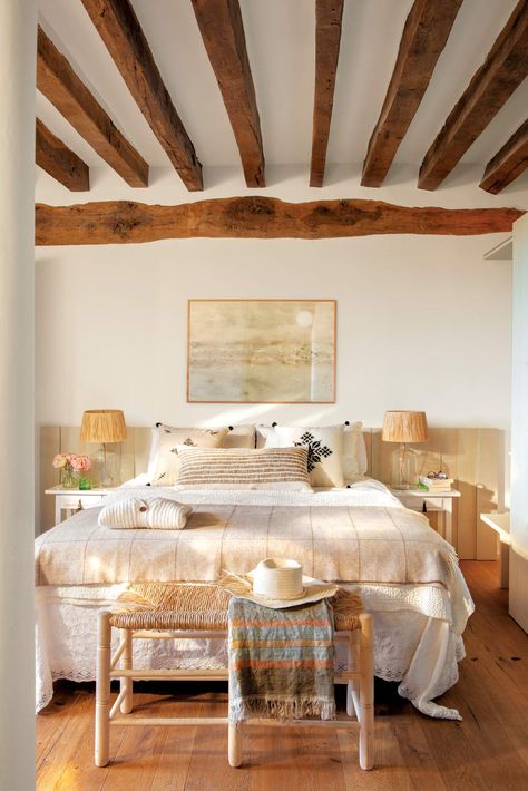 Falsos cabeceros: 7 ideas para decorar la pared del dormitorio con la tendencia más original de 2024 Spanish Bedroom Design, Spanish Bedroom, Barn Bedrooms, Bedroom Ideas For Small Rooms Diy, Appartment Decor, Adobe House, Deco Bedroom, Rural House, Interior Design Rustic