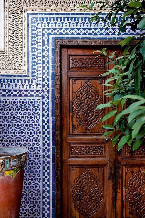 Moroccan Garden Ideas, Moroccan Decor Living Room, Moroccan Garden, Moroccan Riad, Moroccan Bathroom, Moroccan Interior Design, Blue Interior Design, Moroccan Homes, Eclectic Interior Design