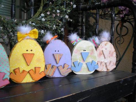 Spring is here and THIS CHICK IS READY FOR SPRING!!! The three chicks that live in this house have been soooooo busy making this fun proj... Senior Crafts, Easter Food Crafts, Crafts Spring, Board Crafts, Easter Wood Crafts, Spring Easter Crafts, Easter Chick, Spring Projects, Easter Projects