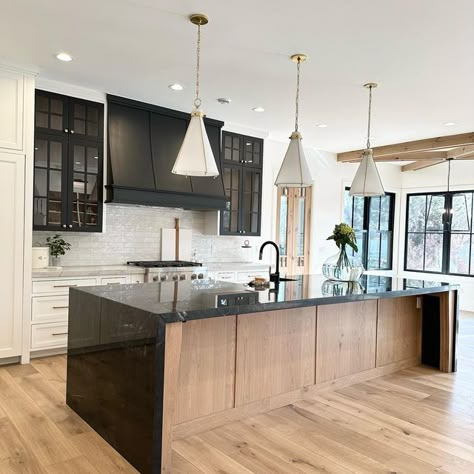 White Kitchen Black Island, White Kitchen Counters, White Cabinets White Countertops, Black Kitchen Countertops, White Wood Kitchens, Light Wood Kitchens, White Oak Kitchen, Natural Wood Kitchen, Black And White Kitchen