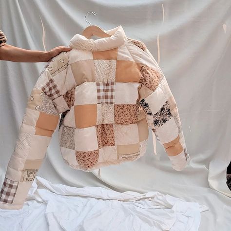 AARON ASUNSOLO (@aaronasunsolo) • Instagram photos and videos Quilted Clothes, Diy Jacket, Beige Outfit, Jacket Pattern Sewing, Diy Fashion Clothing, Quilted Puffer Jacket, Quilt Jacket, Cozy Flannel, Fashion Fits