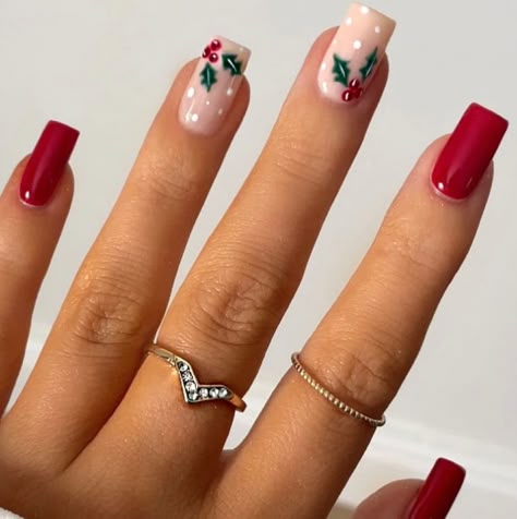 Christmas Nails Wreath, Christmas Nails With Green, Red Christmas Nails Winter French Tips, Simple Christmas Nails Short Green, Christmas Disney Nail Designs, Christmas Wreath Nails, Christmas Gel Manicure Short Nails, Holly Nail Art, Subtle Christmas Nails Simple