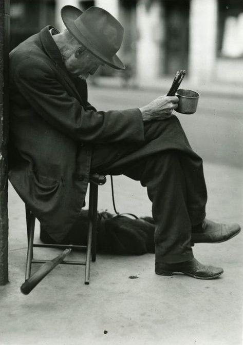 Lone Wolf Beggars Photography, Lewis Hine, Photography Essentials, New York City Photos, Black And White City, Fine Photography, New York Photos, Famous Photographers, Working People