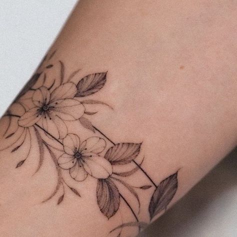 Fine line • I flower you! Tattoo 🌹 Katowice on Instagram: "Paulina 🌸 #armbandtattoo #finelinetattoo" Floral Tatoos Woman Wrist, Lily Bracelet Tattoo, Line Tattoo With Flowers, Leaf And Flower Tattoo, Curved Flower Tattoo, Floral Cuff Tattoo, You Tattoo, Flower Band Tattoo, Thigh Band Tattoo