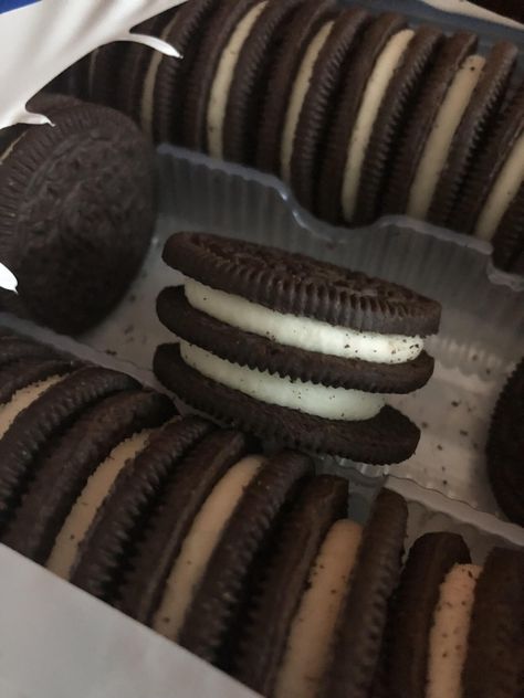 There was a double stack in my Double Stuf Oreos. Double Stuff Oreos, Olivia Core, Double Stuffed Oreos, Pretty Desserts, People Eating, Girly Images, Comfort Zone, Diy Clothes, Oreo