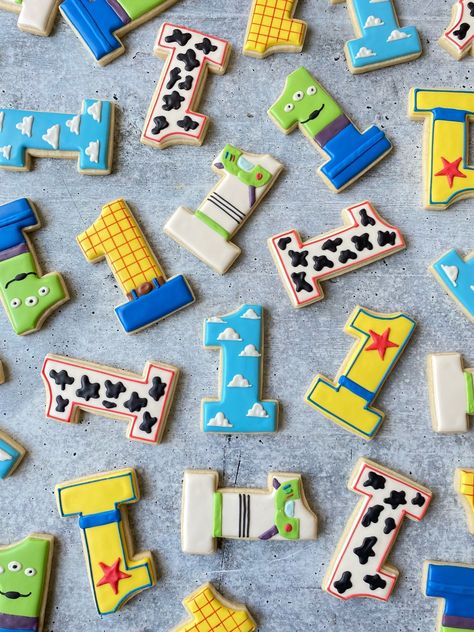 Toy Story First Birthday Cookies 1st Birthday Boy Toy Story Theme, Toy Story Themed Cake, First Birthday Toy Story Theme, Toy Story Sweets, Second Birthday Cookies, Toy Story First Birthday Party Ideas, Toy Story Birthday Cookies Boy, Toy Story 1st Birthday Party Ideas, Toy Story Theme Cookies