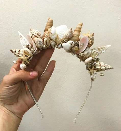 Mermaid Tiara Diy Seashell Crown, Diy Tiaras And Crowns, Mermaid Princess Costume, Seashell Headband, Ori Tahiti, Seashell Crown, Shell Crowns, Fin Fun Mermaid, Mermaid Crafts