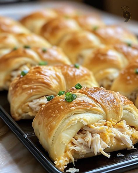 Stuffed Crossiant Recipes, Croissant Appetizers, Chicken Stuffed Crescent Rolls, Crescent Roll Bake, Crossiant Recipes, Crescent Chicken, Stuffed Rolls, Stuffed Crescent Rolls, Rolled Chicken Breast