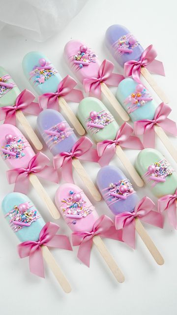 Candyland Cakesicles, Cakesicles Pastel, Two Sweet Party 2nd Birthday Cake Pops, Disney Cakesicles, Barbie Cakesicles, Pastel Cakesicles, Cake Cycles, Cakesicles Ideas For Birthday, Chellbells Cakes