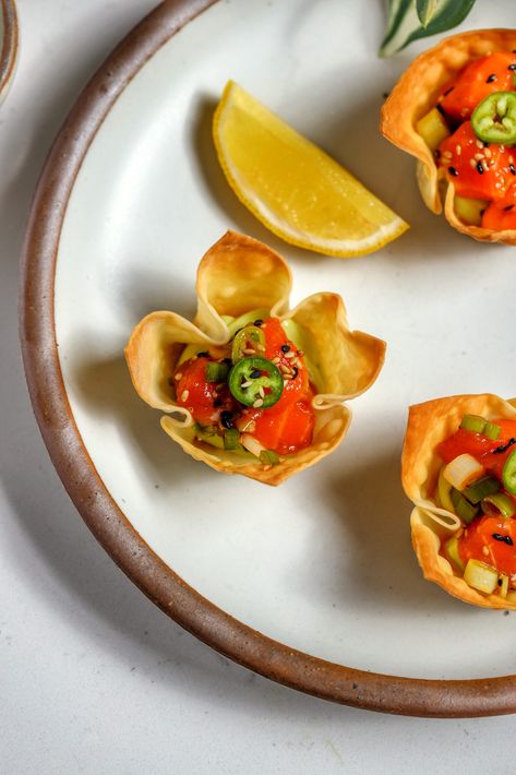 Salmon Wonton Cups Prosciutto Appetizer, Avocado Mayo, Bundt Recipes, Small Bites Appetizers, Tomato Butter, Baked Scallops, Wonton Cups, Salmon Avocado, Spicy Salmon