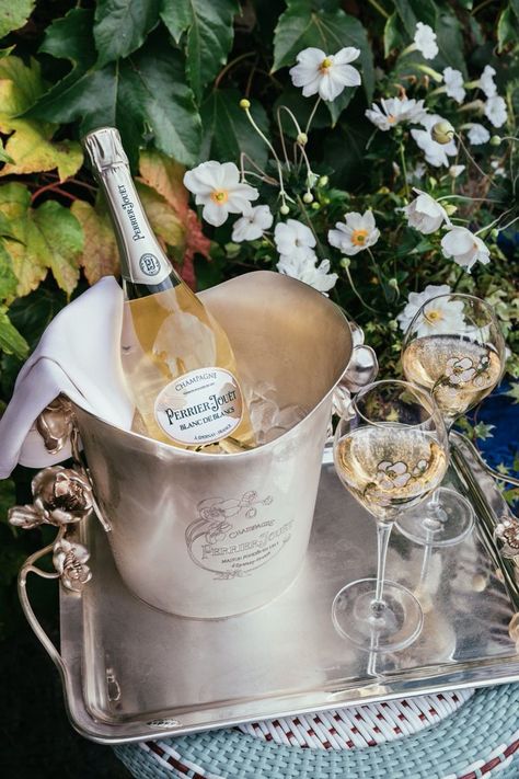 The ritual of serving champagne is a unique and iconic gesture. Discover the art of hosting at the link as Sebastien Lebon, host of Maison Belle Epoque, shares his expert tips on how to serve Perrier-Jouët champagne 🥂 for every elegant, enchanting occasion. #PerrierJouet #Champagne #EnchantYourWorld #Enchanting #Vibrancy #Joy #WayOfLife #ChampagneMoment PLEASE DRINK RESPONSIBLY Please only share our posts with those who are of legal drinking age. Toasting Champagne Aesthetic, Champagne Opening, Champagne Event, Basement Sauna, Champagne Aesthetic, Greek Party Theme, Perrier Jouet Champagne, Moët & Chandon Aesthetic, Celebration Champagne