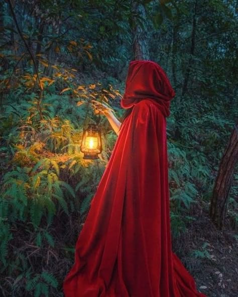 Red Cloak, Mysterious Forest, Fairytale Aesthetic, Fairytale Photography, Fantasy Magic, Fantasy Photography, Princess Aesthetic, Foto Art, Fantasy Aesthetic