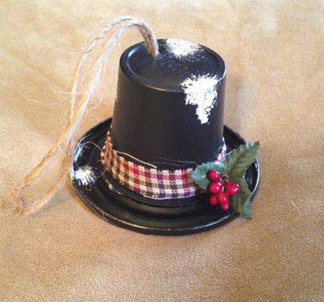 12 K-Cup Crafts for Christmas Snowman Hat Ornaments, Snowman Hat Diy, Snowmen Hats, K Cup Crafts, Coffee Pods Crafts, Snowman Hats, Hat Ornaments, Communion Cups, Pine Cone Christmas Tree