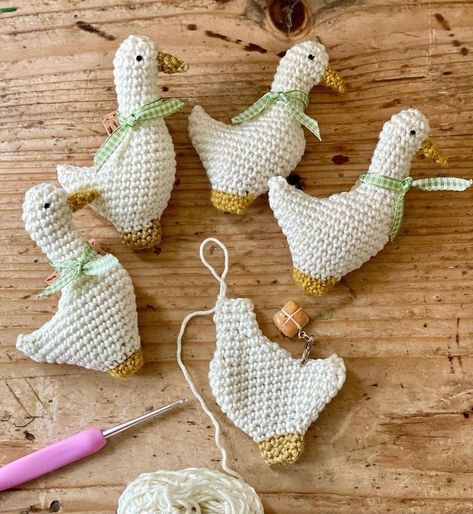 Crochet Chickens, Crochet Goose Pattern, Crochet Rattles, Knitted Decor, Small Knitting Projects, Handmade Baby Toys, Crochet Chicken, Crochet Cord, Pola Amigurumi