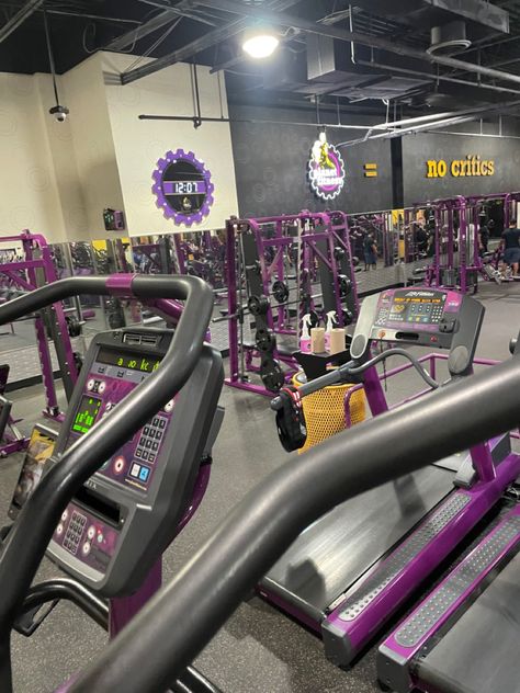 Planet fitness aesthetic 😭 Summer Work Aesthetic, Gym Asethic Black Women, Gym Aesthetic Planet Fitness, Summer Gym Aesthetic, At The Gym Aesthetic, Black Girls Gym Aesthetic, Getting Fit Aesthetic, Workout Pictures Aesthetic, Gym Workouts Aesthetic