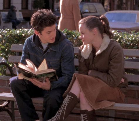 Rory Reading, Jess And Rory, Jess Gilmore, Estilo Rory Gilmore, Gilmore Guys, Rory And Jess, Team Logan, Jess Mariano, Lorelai Gilmore