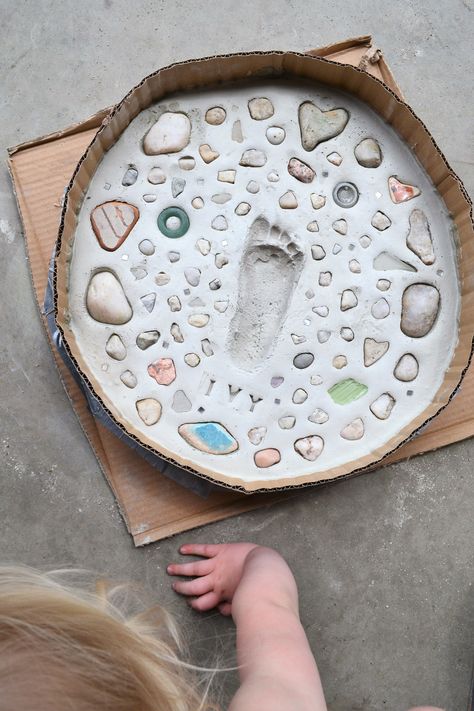 Diy Stepping Stones, Footprint Keepsake, Diy Cement, Cement Molds, Stepping Stones Diy, Garden Stepping Stones, Foot Print, Stones Diy, Making Things