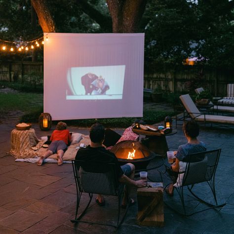 Family watching a movie outside on a projector around a fire pit Outdoor Movie Night Party, Summer Movie Night, Outdoor Movie Theater, Backyard Movie Nights, Fire Grill, Backyard Movie, Summer Movie, Cake Inspo, Campfire Cooking