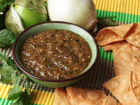 French Onion Soup Cheese, Vegan Queso Dip, Tomatillo Recipes, Tomatillo Salsa Recipe, Roasted Tomato Salsa, Salsa Verde Recipe, Verde Recipe, Garlic Dip, Tomatillo Salsa