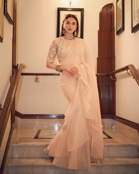 Regal Outfits, Ridhi Mehra, Aditi Rao Hydari, Saree Painting Designs, Aditi Rao, Floral Print Sarees, India Wedding, Fancy Sarees Party Wear, Beautiful Pakistani Dresses