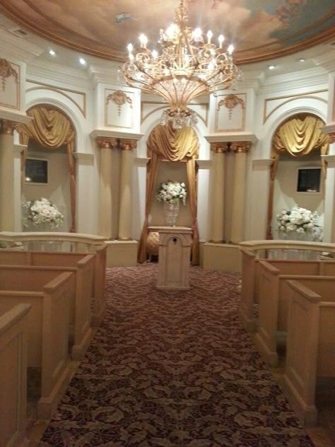 Cupids Wedding Chapel, Las Vegas Chapel Wedding, Vegas Chapel, Los Vegas, Las Vegas Wedding Chapel, Vegas Wedding Chapel, Space Wedding, Las Vegas Weddings, Paris Hotels