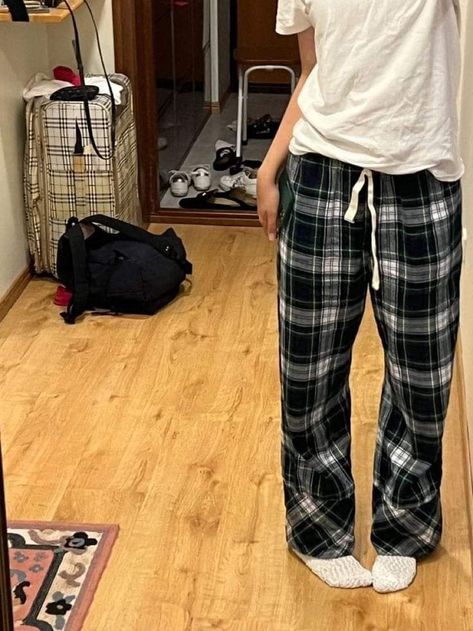 Pajama Plaid Pants, Comfortable Pajamas Aesthetic, Pyjama Pants Plaid, Pajama Pant Outfits For School, Pajama Ideas Outfit, Aesthetic Pajamas Comfy, Flannel Pants Aesthetic, Pajama Bottoms Aesthetic, Cute Pajama Sets Winter