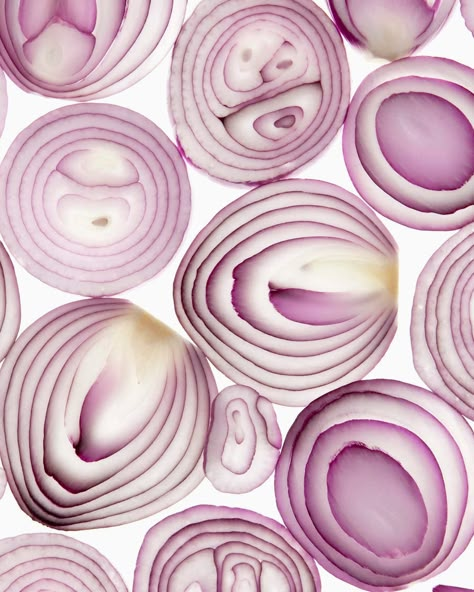 Raw Onion Recipes, Red Onion Photography, Onion Layers Art, Grill Onions, Onion Photography, Roast Onions, Health Benefits Of Onions, Benefits Of Onions, Onion Art