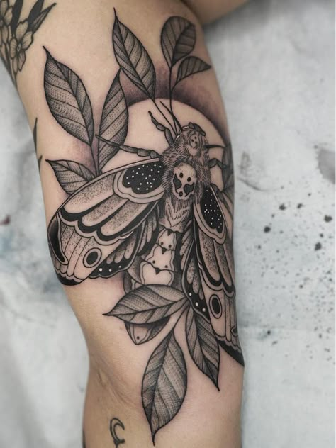 Botanisches Tattoo, Insect Tattoo, Nature Tattoo, Moth Tattoo, Hot Wings, Flower Leaves, Nature Tattoos, Skin Art, Blackwork Tattoo