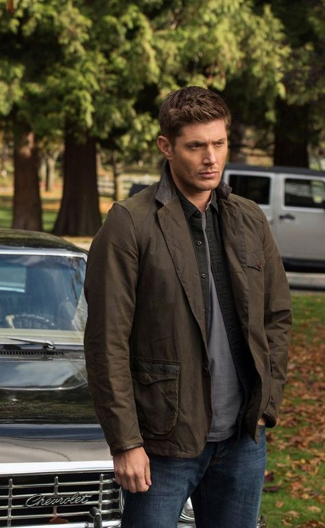 Dean Winchester Outfit, Sam And Dean Supernatural, Supernatural Fanfiction, Jesen Ackles, Supernatural Bunker, Boy Walking, Masculine Fashion, Jensen Ackles Supernatural, Supernatural Wallpaper