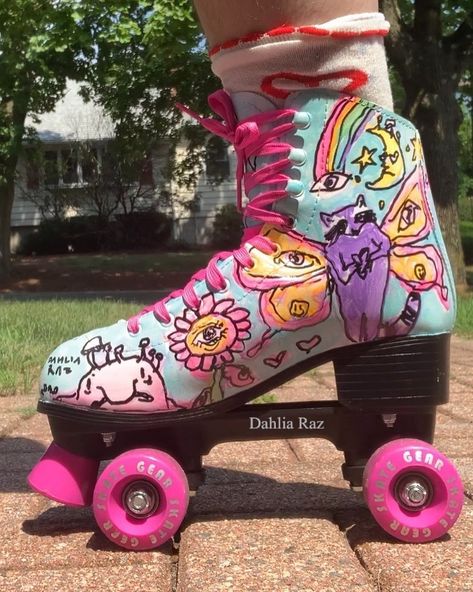 Painting Roller Skates, Painted Roller Skates, Roller Skating Pictures, Roller Quad, Skating Pictures, Roller Blades, Retro Roller Skates, Space Birthday, Paint Roller