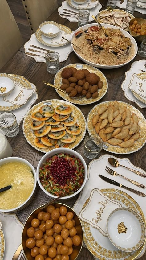 Arab Food Table, Iftar Ideas Ramadan, Iftar Food Ideas, Eid Food Table Decoration, Ramadan Iftar Ideas, Ramadan Food Iftar Table, Ramadan Food Ideas, Ramadan Iftar Food, Iftar Platter