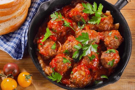 This recipe for creamy meatballs cooked in tomato sauce is a must-try. I love how the flavours combine to create this full-bodied dish. Creamy Meatballs, Best Swedish Meatball Recipe, Best Spaghetti Sauce, Minced Beef Recipes, Mushroom Gravy Recipe, Minced Meat Recipe, Marinara Sauce Recipe, Chicken Meatball Recipes, Turkey Meatball Recipe