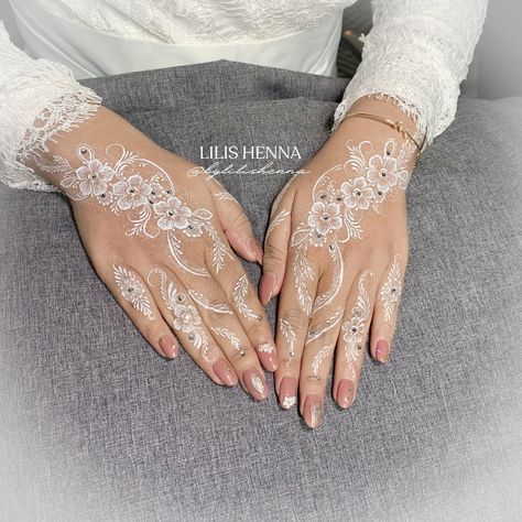 Henna Tunang Simple, White Henna Designs Wedding, White Henna Designs Simple, White Henna Simple, Henna Putih Pengantin Simple, Wedding Henna Designs Brides Simple, Simple Wedding Henna Designs, Henna White Wedding, White Henna Wedding Simple