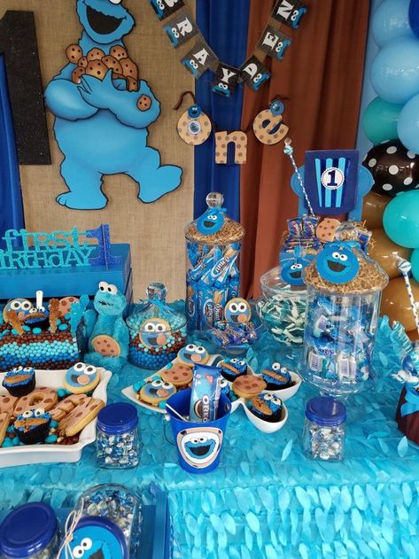 Cookie Monster Birthday Party Ideas, Cookie Monster Party Food, Diy Cookie Monster Decorations, Cookie Monster Treat Table Ideas, Cookie Monster 1st Birthday Balloon Garland, Cookie Monster Baby Shower Theme, Cookie Monster Baby Shower Ideas, Cookie Monster 1st Birthday Decorations, Baby Shower Cookie Monster Theme