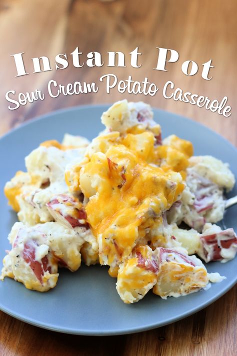 red potatoes with seasonings in a sour cream sauce and topped with melty cheese. Make this fast in the Instant Pot. Instant Pot Small Potatoes, Instant Pot Recipes Potatoes, Cheesey Potatoes Recipe, Instant Pot Cheesy Potatoes, Instant Pot Potatoes, Instant Pot Veggies, Meaty Meals, Sour Cream Potatoes, Cream Cheese Potatoes