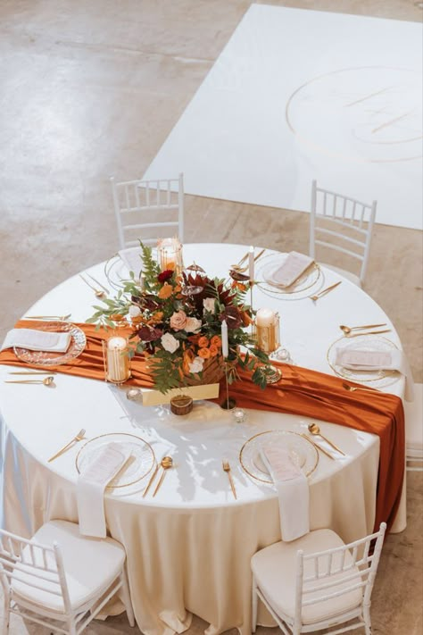 Orange Wedding Decorations, Orange Wedding Themes, Round Wedding Tables, Rusting Wedding, Fall Wedding Tables, Burnt Orange Wedding, Round Table Decor, Burnt Orange Weddings, Orange Table