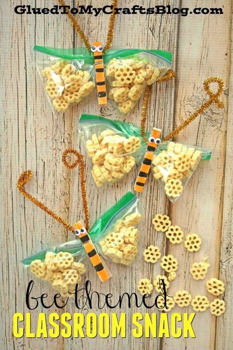 Honeycomb Bee Themed Classroom Snack Idea - Spring Themed Snacks - Non-Candy Gift Idea - Kid Craft Tutorial - Kids In The Kitchen Bee Snacks For Kids, Bee Theme Snacks, Diy Bee Crafts, Diy Bee Decorations, Bee Themed Food, Honeycomb Cereal, Testing Treats, Butterflies Classroom, John Baptist