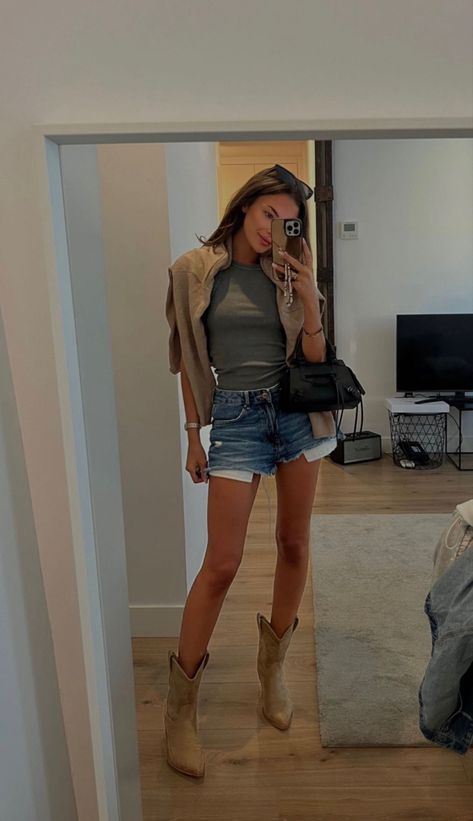 Tall Boots And Shorts Outfit, Southern Classy Outfits, Folk Outfit, Katerina Berezhna, Outfit Botas, Pointy Toe Boots, Boots Chunky, Paris Mode, Summer Attire