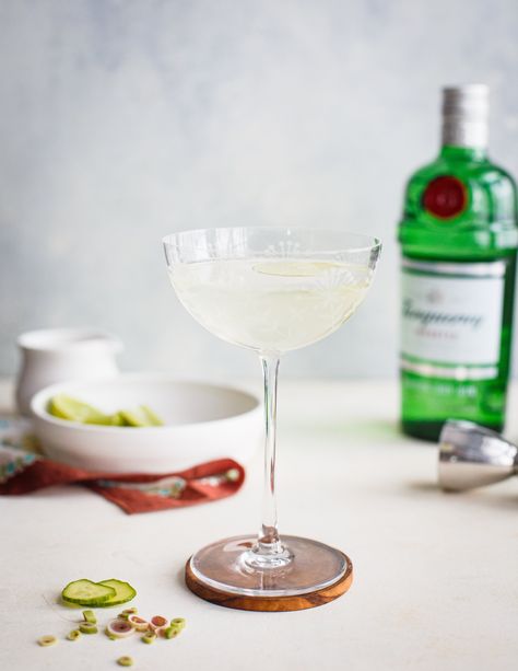 A little refresh on a classic cocktail: this Lemongrass Gin Gimlet recipe is a beautifully simple ... Lemongrass Cocktail, Gin Gimlet Recipe, Gin Gimlet, Gimlet Recipe, Unique Cocktail Recipes, Simple Cocktail, Table Photography, Frozen Summer, Make Simple Syrup