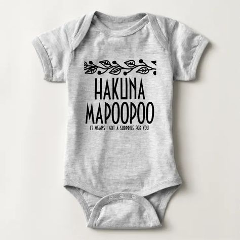 Hakuna Mapoopoo Baby Onsie Baby Bodysuit Family Laughing, Onesie Ideas, Baby Onsie, Sunshine Baby Showers, Custom Baby Onesies, Cricut Baby, Bodysuit Shirt, Baby Funny, Eric Carle