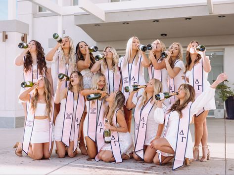 Sorority Senior Photoshoot, Sorority Graduation Pictures, Sorority Picture Frames, Sorority Graduation, College Grad Photos, Graduation Shoot, Sorority Recruitment Outfits, Champagne Problems, Recruitment Outfits