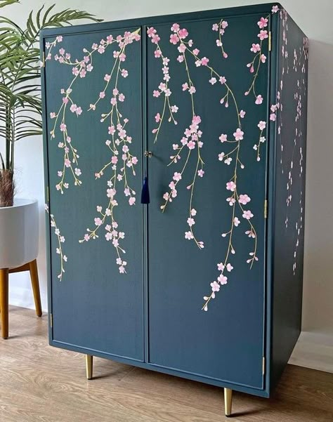 Almira Decoration Ideas, Steel Cupboard Makeover, Metal Almirah Makeover, Old Almirah Makeover Diy, Almirah Painting Ideas Diy, Godrej Almirah Makeover, Steel Almirah Makeover, Iron Almirah Painting Ideas, Almirah Painting Ideas