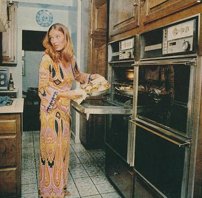 House & Garden, 1971 1970s Housewife Fashion, 80s House Wife Aesthetic, 60s Housewife Aesthetic, 1970s Thanksgiving, 1970s Loungewear, 1970s Housewife, 70’s House, Paella Party, 1970s Christmas