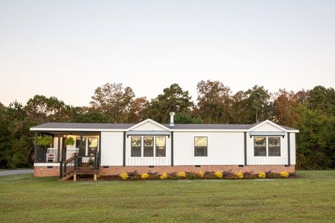 Farmhouse Mobile Home, Modular Floor Plans, Double Wide Home, Mobile Home Exteriors, White Exterior Houses, White Siding, Clayton Homes, Manufactured Homes, Modular Home