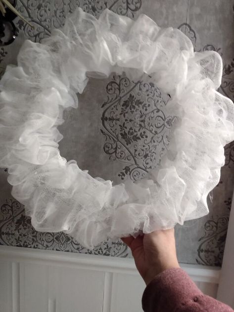 Loofah Wreath Diy, White Wreath Ideas, White Wreath Diy, White Christmas Wreath Ideas, Tie Angels, Cheap Wreaths, Make A Wreath, Christmas Branches, Shower Puff